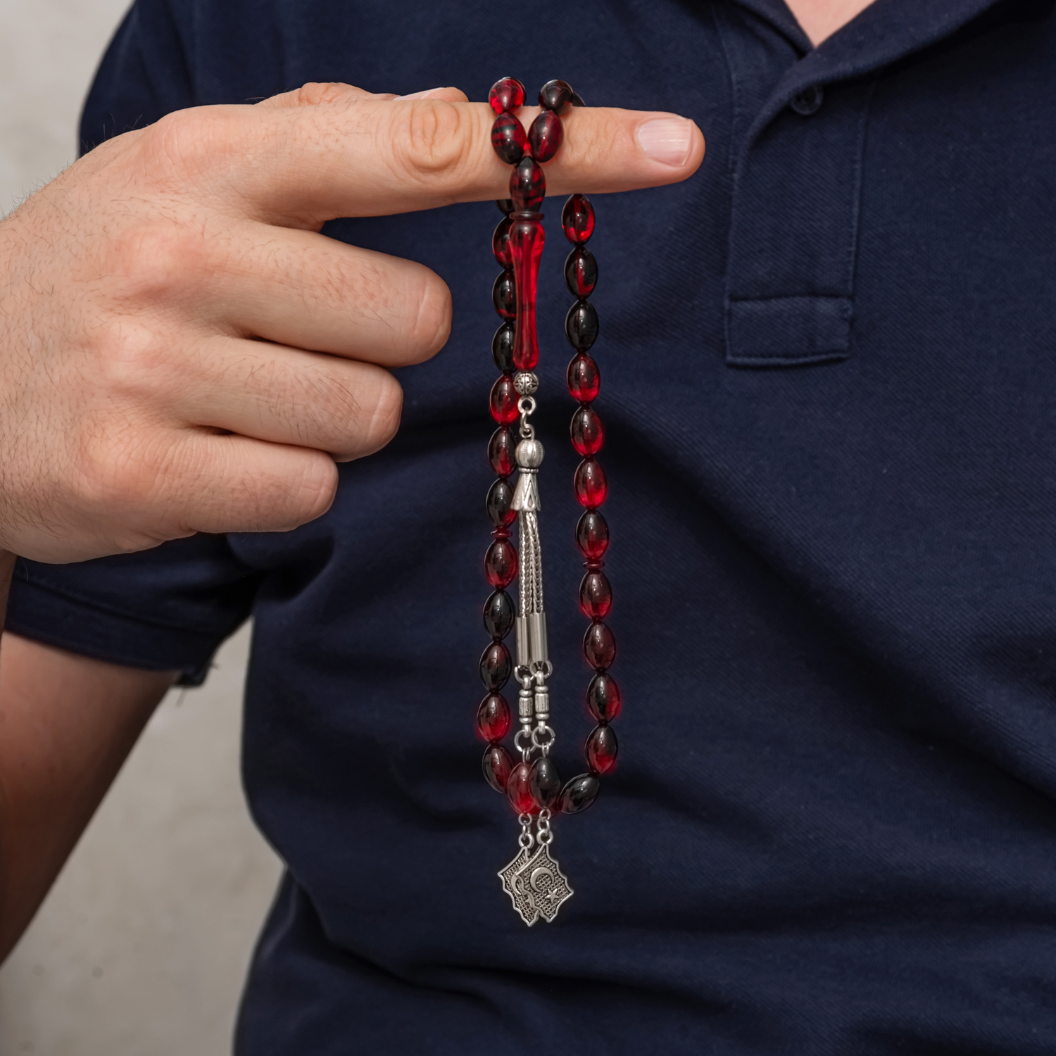 Kırmızı Siyah Sıkma Kehribar Tesbih – Metal Püsküllü, 31 cm — Nes Altın — görsel 3