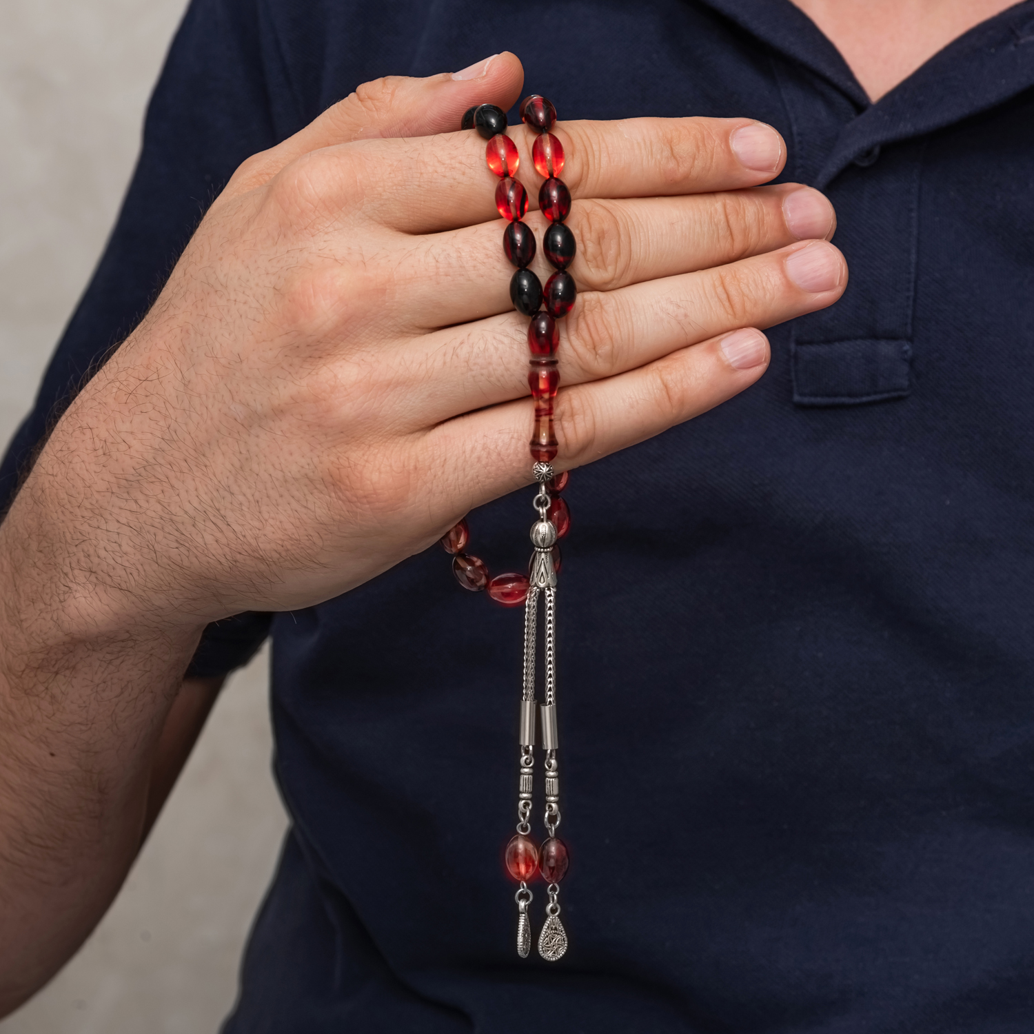 Siyah Ateş Tonlu Arpa Kesim Sıkma Kehribar Tesbih – Metal Püsküllü — Nes Altın — görsel 2