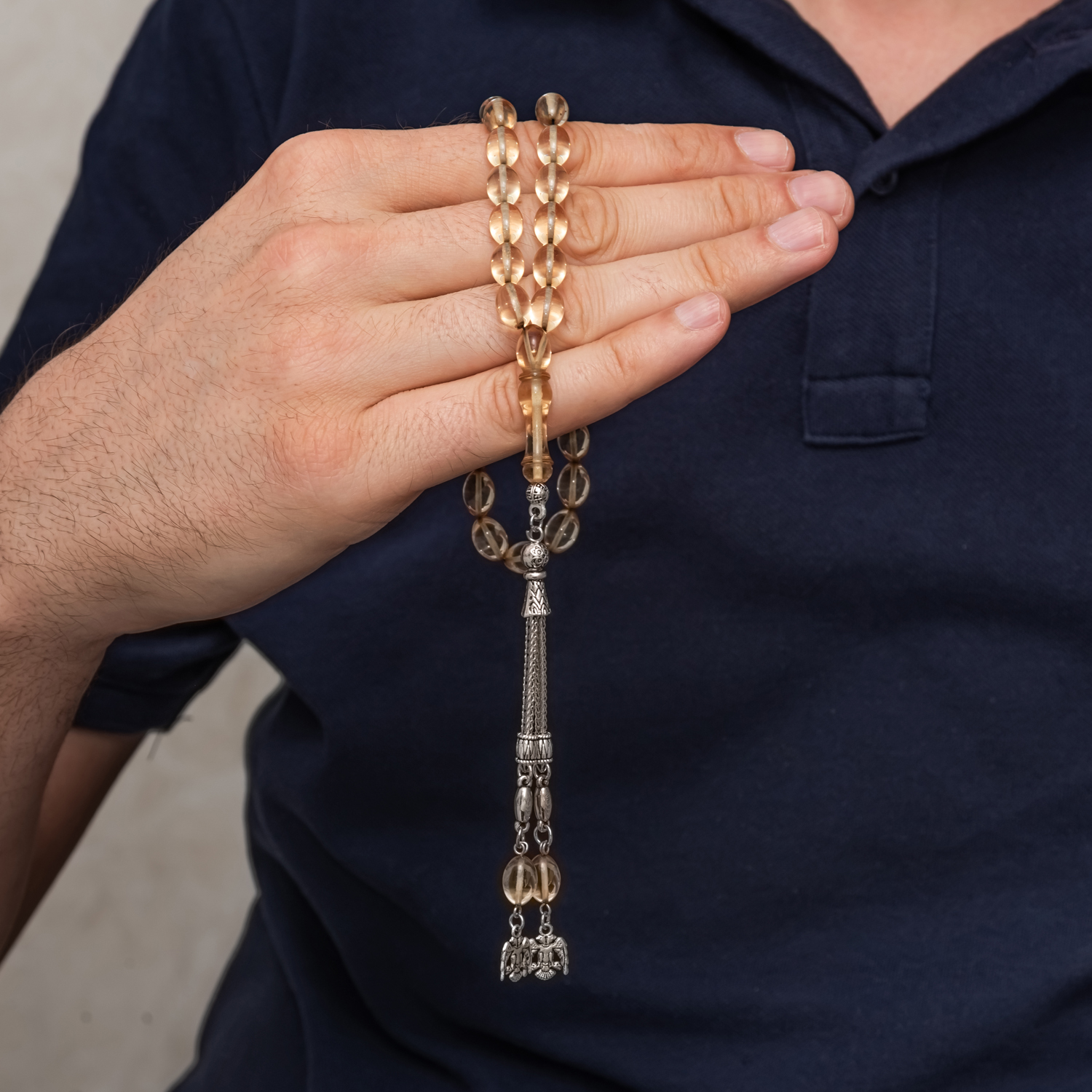 Şeffaf Sıkma Kehribar Tesbih – Metal Püsküllü, 7 × 11 mm — Nes Altın — görsel 2