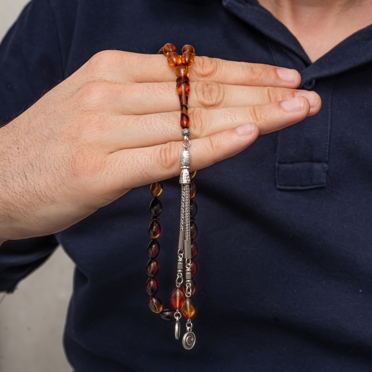 Bordo Amber Oval Kesim Sıkma Kehribar Tesbih – Metal Püsküllü — Nes Altın — görsel 4